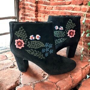 NANETTE LEPORE  Beverly Black Suede Embroidered Boots Size 8.5 Heel 1770-17